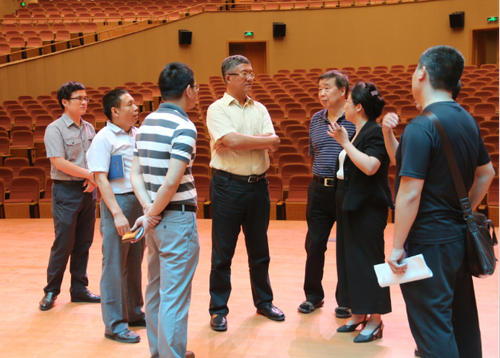 戚副校长听取基建处对礼堂情况的汇报 戚副校长听取基建处对礼堂情况的汇报